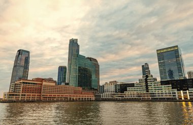 New York, Jersey City, ABD - 21 Aralık 2023: Hyatt Regency Jersey Şehri Hudson 'da gökdeleni ve gökdeleniyle birlikte. Ofis binası.