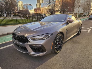 New York City, ABD - 11 Mart 2024: BMW M8 üstü açık Cabriole araba, köşe manzaralı.