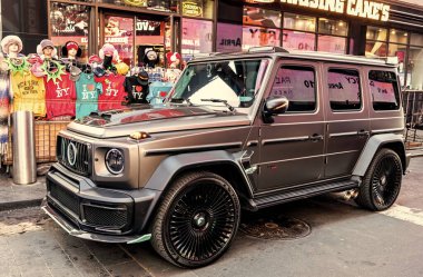 New York City, ABD - 24 Şubat 2024 Mercedes Benz AMG 63 SUV araç, köşe görüş.