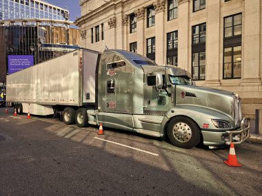 New York, ABD - 01 Eylül 2023: Kenworth T660 kamyonet cadde, yan görüş.