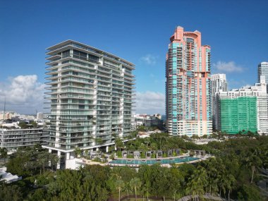 Miami 'nin gökdelen mimarisi. Lüks bir tatil. Havadan güney sahili manzarası. Lüks Miami gökdeleni. Miami güney plajı. South Beach 'in şehir manzarası. Florida şehir merkezi gökdeleni.