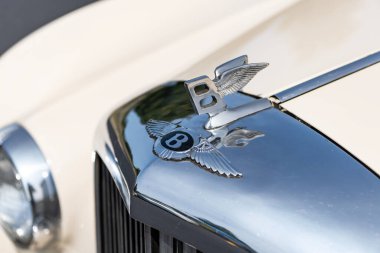 Chicago, Illinois, ABD - 08 Eylül 2024: Bentley S1 Continental retro araç, logo Bentley logo Flying B. Retro araba. Klasik Bentley S1 Continental araba. Chicago 'da Bentley S1 Continental