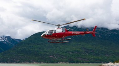 Skagway, Alaska, ABD - 23 Temmuz 2019: Skagway helikopter turu. Temsco Helikopterler A.Ş. Skagway, Alaska 'daki Temsco kırmızı helikopteri. Temsco 'nun turistik helikopteri. Helikopter uçuşu.