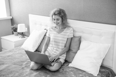 Evde dizüstü bilgisayarla çalışan mutlu bir kız. Serbest çalışan bir kız evde çalışıyor. Serbest çalışan biri için ev işi. Dizüstü bilgisayarı olan bir kız..