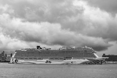 New York, ABD - 11 Temmuz 2023: New York 'ta Manhattan' ın yanında Norveçli Neşe Yelkenlisi yolcu gemisi. New York Manhattan 'ın Skyline' ı Hudson Nehri yolcu gemisi NCL 'de seyrediyor..