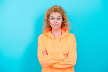 Moda düşkünü kız modaya uygun ve parlak görünüyor. Mavi üzerine kapüşonlu giyen kadın. Moda modeli. Şık kapüşonlu kızıl saçlı kız. Sıradan bir kapüşonlu beyaz kadın..