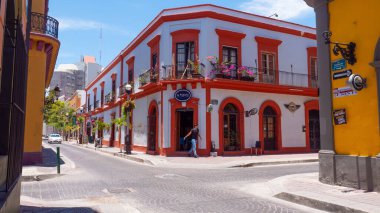 Mazatlan, Meksika - 14 Mayıs 2019: Turistik sokak ve mimari. Şehrin tarihi mimari binası. Seyahat güzergahı. Turistik seyahat yeri. Renkli binalı tarihi cadde.