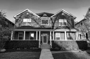 Banliyö ev mimarisi. Modern varoş yazlığı. Mimarlık konsepti. Banliyöde bir ev. Açık havada bir ev. Mahalledeki banliyö evi. kira konutu.