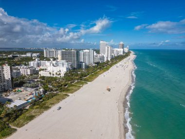 Plaj tatili Miami kıyı şeridi. Miami güney sahili hava manzaralı. Deniz kıyısı ve kıyı şeridi. Miami, Florida 'da yaz tatili. Sahilde deniz tatili. Marina manzaralı. Güney Sahili titreşimleri.