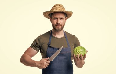 Önlüklü adam, lahanayı ve bıçağı beyazın üzerinde izole et..