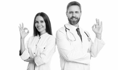 Sağlık doktoru beyazı izole etti. İlaç ve sağlık sigortası. Doktor reklamını göster, tamam. Tıbbi servis reklamı. Tıp hastanesinde iki hemşire ve doktor..