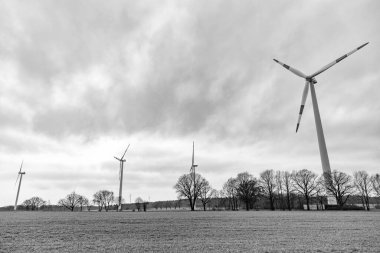 Yeşil enerji kavramı. Yenilenebilir elektrik üretimi için rüzgar değirmeni. Kırsal kesimde bir yel değirmeni. Deniz aşırı rüzgar parkı. Rüzgar Türbinleri Çiftliği. Alternatif yenilenebilir enerji üretimi. Yel değirmeni bıçakları.