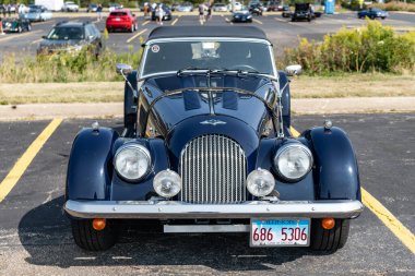 Chicago, Illinois, ABD - 08 Eylül 2024: Morgan Plus 8 üstü açık spor araba, ön görüş. Retro mavi araba. Retro Morgan Plus 8 numaralı araba. Morgan + 8 Chicago 'da mavi