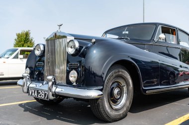 Chicago, Illinois, ABD - 08 Eylül 2024 Rolls Royce Silver Wraith aracı, köşe görüş. Eski model bir araba. Rolls Royce Silver Wraith arabası. Rolls Royce Silver Wraith Chicago 'da