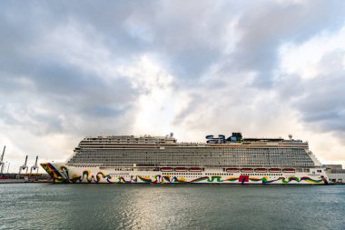 Miami, Florida, ABD - 03 Kasım 2024: gemi seyahati. Yaz tatilinde gemi turu. Gemi tatili ve seyahat. Lüks yolcu gemisi. Norveç tekrarı. Gemi yolculuğu. Norveç yolcu gemisi, NCL.