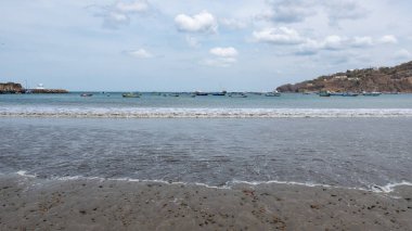 San Juan del Sur, Nikaragua - 09 Mayıs 2019: balıkçı teknesi ile deniz manzarası. Deniz yolculuğu ve seyahat tutkusu. Denizde ahşap balıkçı teknesi. Deniz tatili. Gerçek seyahat tutkusu. Deniz dalgaları kıyıda.