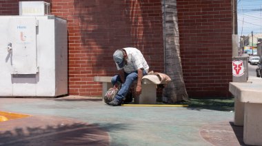 Mazatlan, Meksika - 14 Mayıs 2019: yoksulluk ve evsizlik. Sokakta uyuyan evsiz bir adam. Dilenci adam dışarıda uyuyor. Zavallı adam evsiz. Fakir ve evsiz. Yoksulluk sorunu. İşsiz dilenci..