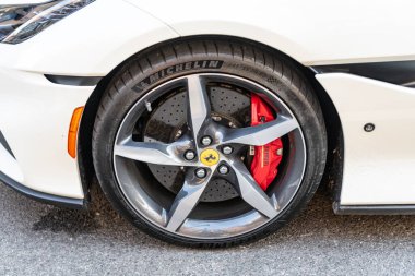 New York, ABD - 15 Mart 2024 Ferrari Portofino M üstü açılabilir lüks araba jantı. Ferrari Portofino M tekerlek kenarı. Ferrari Portofino 'nun spor arabası. Ferrari Portofino 'nun halat çarkı.