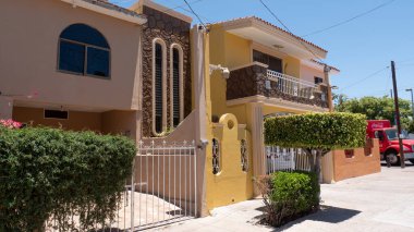Mazatlan, Meksika - 14 Mayıs 2019: konut mimarisi. Mimari konutlar. Konut mimarisi binası olan bir sokak. Özel mülk.