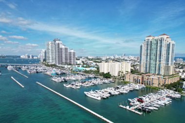 Lüks yatı olan Miami marinası. Yaz tatili. Lüks Güney Sahili marinası. Lüks bir yat. Miami güney sahili manzaralı. Yat kulübü. Marina Miami, Florida 'da. Biscayne Körfezi. Işıldayan sular.