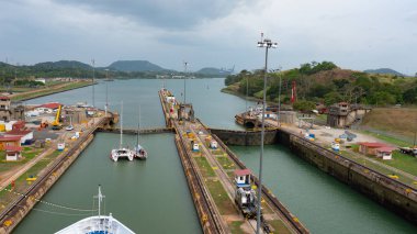 Kolon, Panama - 06 Mayıs 2019: ulaşım ve seyahat. Nakliye aracı Panama Kanalı 'ndan geçiyor. Su yolu geçidi. Panama Kanalı 'ndaki Gatun Gölü' nde bir gemi. Deniz gemisi nakliyesi için su yolu.