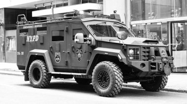 New York, ABD - 11 Kasım 2023: Polis acil kurtarma aracı NYPD Lenco BEARCAT G3 zırhlı personel taşıyıcı, köşe görüş.