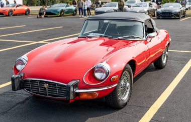 Chicago, Illinois, ABD - 08 Eylül 2024: Jaguar E Tipi 1974 üstü açık spor araba, ön görüş. Retro spor araba. Üstü açılır Jaguar E tipi araba. Chicago 'da Jaguar E Tipi