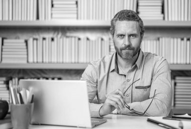 Öğretmen çevrimiçi eğitim sunuyor. Online okul eğitimi. Estonya 'da dersteydim. Dijital sınıf. Sınıfta öğretmenin online eğitimi. Öğretmenler günü. İnternet tabanlı kurslar.