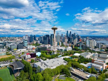 Seattle, Washington, USA- 25 Temmuz 2024: Space Needle kulesi ile Seattle 'ın havadan görüntüsü, Washington. Seattle şehir merkezi silüeti. Havadan Seattle. Uzay iğnesi. Amerikan modern Seattle bölgesi, ABD