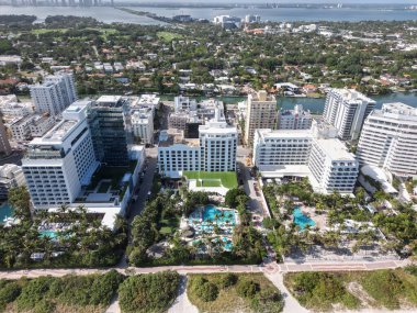 Lüks Miami mimarisi. Miami güney plajı. South Beach 'in şehir manzarası. Florida otel binası. Miami 'nin otel ya da konut mimarisi. Lüks bir tatil. Hava Güney Sahili manzarası.
