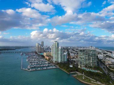 Liman yatı ve yüksek gökdelen mimarisi olan Miami South Beach marinası lüks manzaralı..