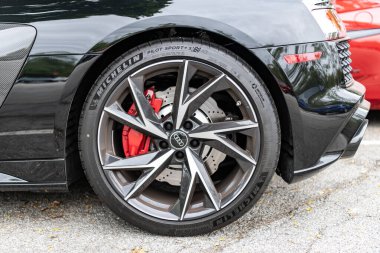 Chicago, Illinois - 29 Eylül 2024 üstü açık Audi R8 Spyder v10. Audi R8 Spyder V10 lüks arabayı sokağa park etmiş. Audi R8 Spyder siyah renk. Tekerleği kapat