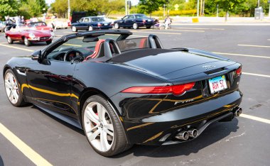 Chicago, Illinois, ABD - 08 Eylül 2024: Jaguar F-TYPE S v8 AWD Üstü açılabilir araç, ön görüş. Modern Jaguar F-TYPE S v8 AWD üstü açılabilir araba siyahı. F-TYPE R75 AWD üstü açık araba. F-TİPE S