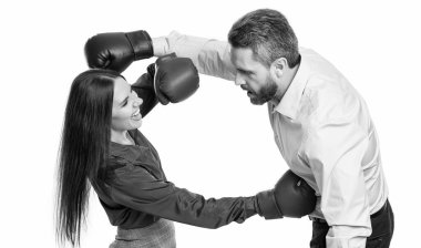 İki iş adamı iş anlaşmazlığını çözüyor. İş ofisinde tartışıyorlar. Meslektaşlar arasında tartışma. İş çatışması. Beyazlara izole edilmiş boks eldivenli iş adamları. Hoşnutsuz müşteriler.