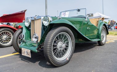 Chicago, Illinois, ABD - 08 Eylül 2024: MG TC Roadster 2 koltuklu spor üstü açılır araç, köşe manzaralı. Retro spor araba yeşil renk. Üstü açık MG TC araba. Chicago 'da MG TC