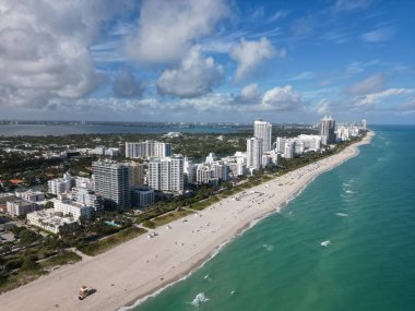 Deniz sahili kıyısı ve kıyı şeridi. Miami, Florida 'da yaz tatili. Sahilde deniz tatili. Marina manzaralı. Plaj tatili Miami kıyı şeridi. Miami güney sahili hava manzarası.