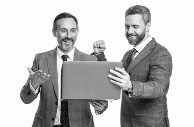 Serbest çalışan başarılı iş adamı. İnternette çalışan başarılı iş adamı. Beyazlar üzerinde izole edilmiş..