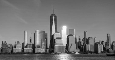 New York şehri. New York 'un gökdelen binası. Kentsel mimari. Manhattan ve Hudson River şehir merkezinde. Metropolitan şehir manzarası. New York şehir merkezi. Manhattan gün batımında ufuk çizgisi. Birleşik Devletler.