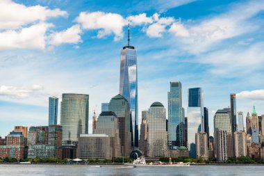 New Jersey 'den New York. Manhattan güzel silueti, New York, Birleşik Devletler. Manhattan 'ın ortasındaki New York şehrinin gökyüzü manzarası. ABD, New York, New York, Manhattan. New York gökdelenleri