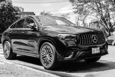 New York City, ABD - 26 Ağustos 2023 Mercedes Benz GLE lüks araba açık hava, yan köşe manzaralı.