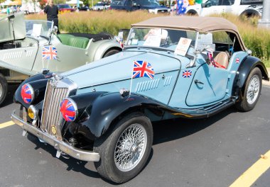 Chicago, Illinois, ABD - 08 Eylül 2024: MG spor araba üstü açılabilir, köşe manzaralı. Retro mavi spor araba. Üstü açık MG TF araba. Chicago 'da MG TF