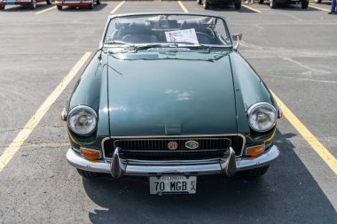 Chicago, Illinois, ABD - 08 Eylül 2024: MG MGB spor araba üstü açılabilir, köşe manzaralı. Retro yeşil spor araba. Üstü açık MG MGB arabası. Chicago 'da MG MGB