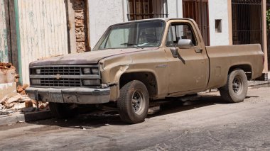 Mazatlan, Meksika - 14 Mayıs 2019 Eski Chevy klasik kamyonet 2500. Chevrolet eski paslı araba. Chevy ya da Chevrolet kamyoneti dışarıda park etmiş. Klasik bir pikap kamyonu. Chevy 2500, yan görüş..