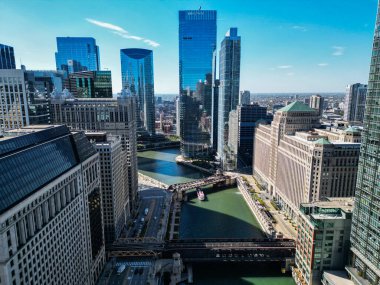 Chicago, ABD - 08 Ekim 2024: Gökdelen binalı şehir manzarası. Şehir merkezi mimarisi. Chicago Nehri, City 'de. Chicago şehir merkezi. Gökdelen mimarisi. Şehir manzarası. Çeşitli manzaralar.