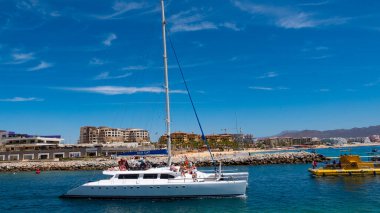 Cabo San Lucas, Meksika 15 Mayıs 2019 yaz tatili. Lüks seyahat hayatı. Yaz tatili. Denizdeki charter katamaran. Deniz yolculuğu. Katamaran denizde yüzüyor. Koyda lüks katamaran yatı.