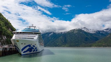 Skagway, Alaska, ABD - 23 Temmuz 2019 'da yolcu gemisi ile Alaska limanı. Seyahat turu. Seyahat güzergahı. Prenses 'in Ada Prensesi seyahati. Gemi turu, pankart.