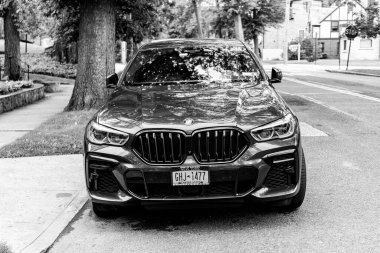 New York City, ABD - 26 Ağustos 2023: BMW X6 SUV mavi renk, ön görüş.