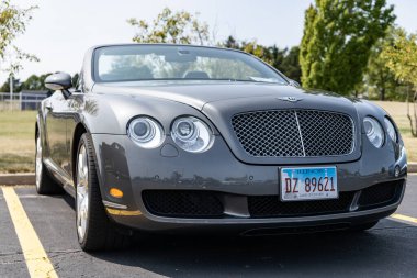Chicago, Illinois, ABD - 08 Eylül 2024: 2007 Bentley Continental GTC üstü açık araba, köşe manzaralı. Lüks gri bir araba. Bentley Continental GTC arabası. Metalik gri Bentley Continental GTC 'de