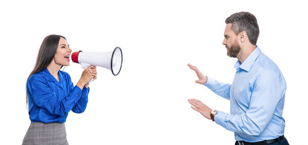 У босса бизнеса конфликт с партнером по поводу повышения. Решение конфликта. Концепция соперничества. бизнес-конфликт. деловая женщина, кричащая на сотрудника, изолированного от белых. переговоры о конфликте.