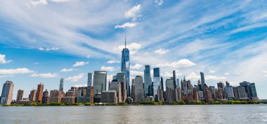 New York City, Manhattan Skyline ile Hudson Nehri üzerinde, New York, ABD NYC, New York. Kentsel Gökdelenler ABD ile New York City Skyline. Aşağı Manhattan ve New York 'taki Bir Dünya Ticaret Merkezi
